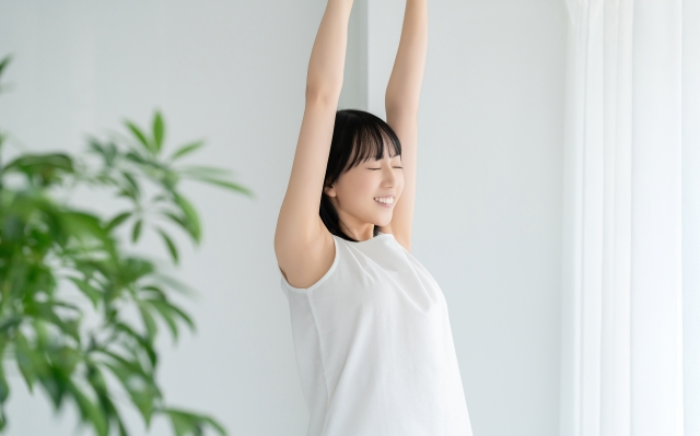 深呼吸する女性